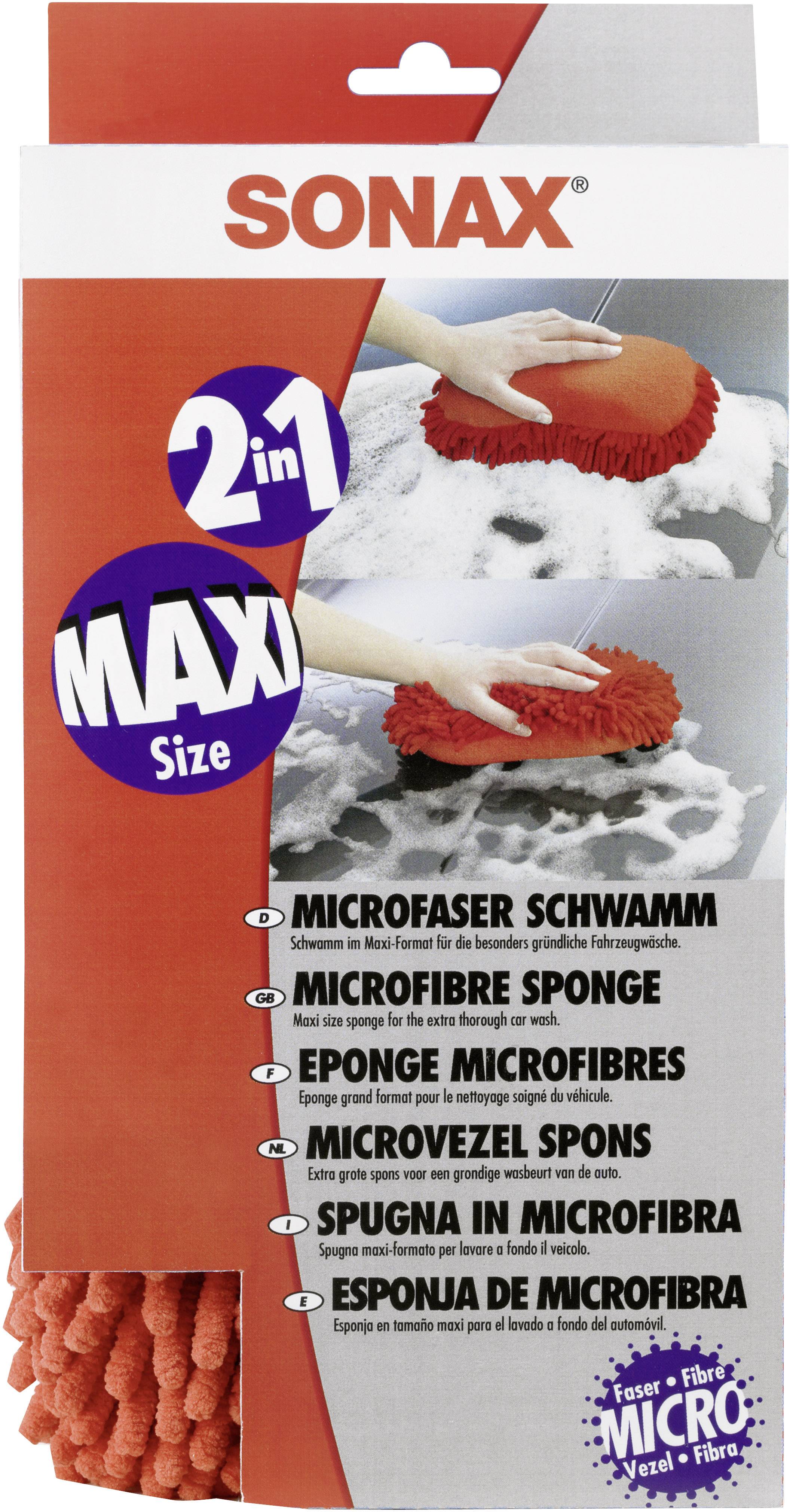 Červená mikrofibrová houba Sonax '2 v 1 Maxi Size', vhodná pro čištění povrchů. Obal ukazuje houbu při použití.