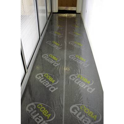 Ochranný kryt 'COBA Guard' na podlaze kancelářské chodby, který chrání před poškozením během rekonstrukcí nebo stavebních prací.