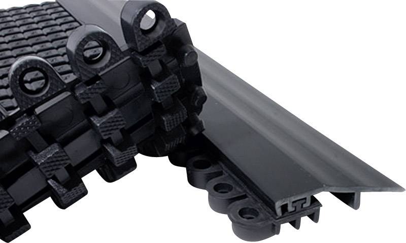 Několik do sebe zapadajících černých plastových modulů, které tvoří flexibilní podlahový systém, s seříznutou hranou vpravo.