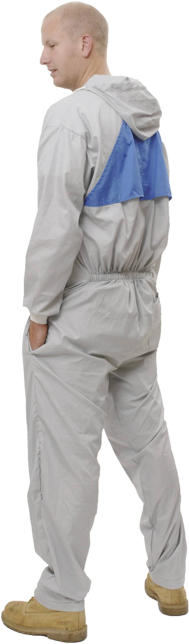 Osoba v šedém ochranném obleku s modrou kapucí a hnědými botami, fotografována z boku.