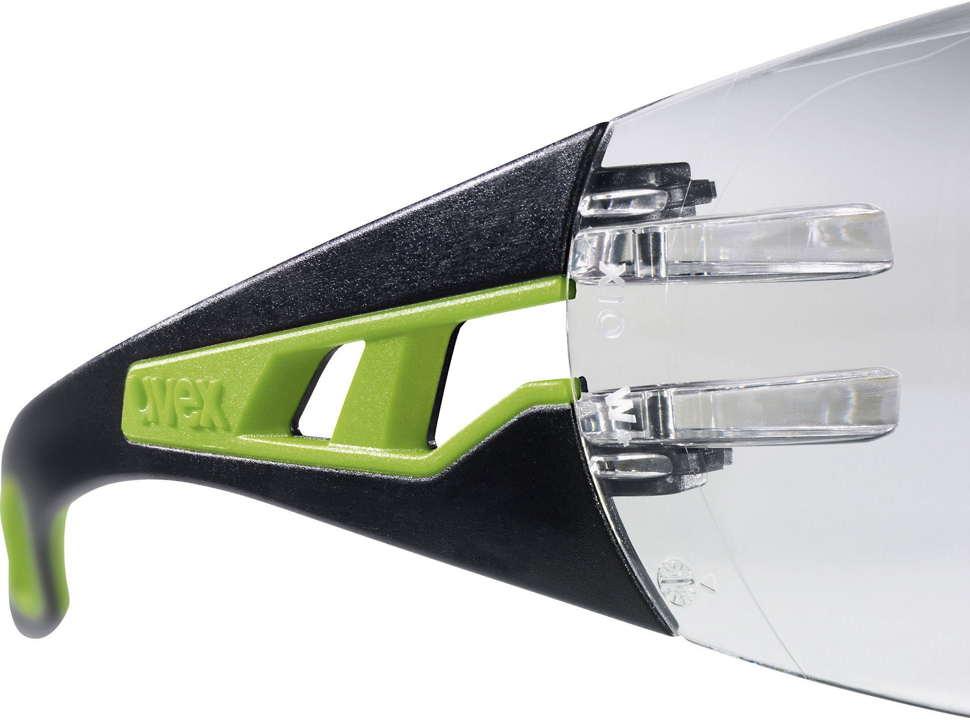 Detailní snímek obroučky ochranných brýlí v černozelené barvě s průhledným nosním můstkem. Název značky je vyrytý na stranici brýlí.