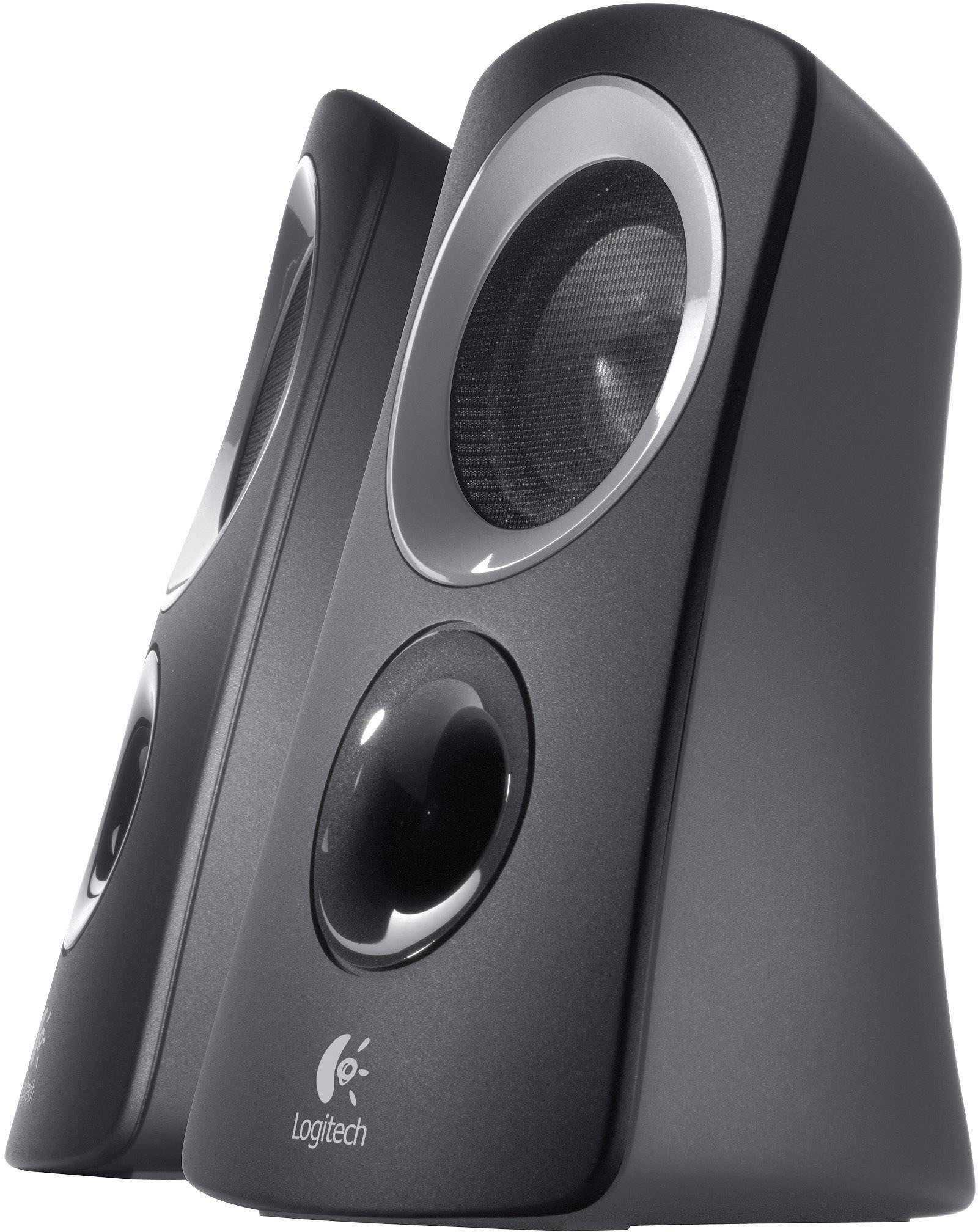 Dva černé reproduktory od Logitecha s kulatými zvukovými otvory, vyfotografované z nízkého úhlu.