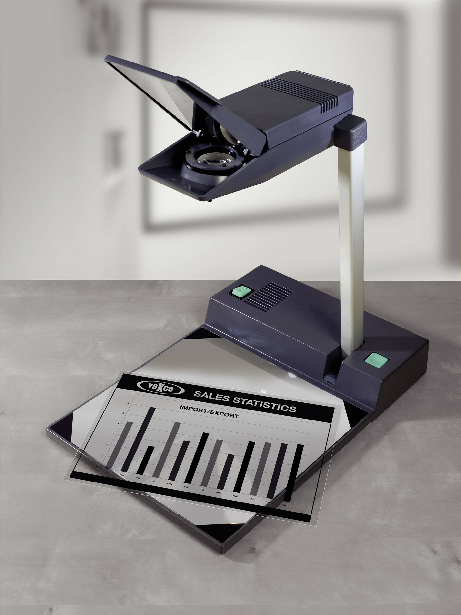 Projektor promítá snímek s názvem 'Prodejní statistiky'. Pod ním je umístěn linkový graf znázorňující prodejní data.