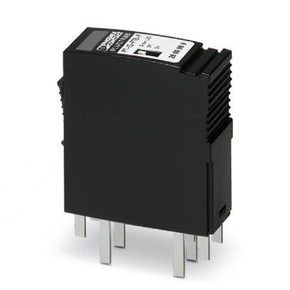 Černé elektronické relé s několika kontaktními piny, obdélníkového tvaru a bílým štítkem na horní straně.
