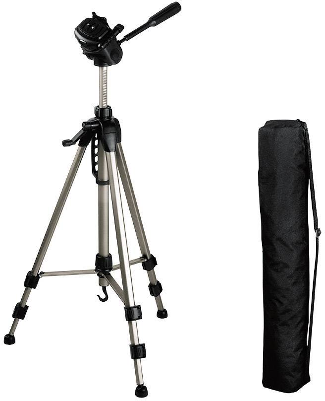 Kovový stativ pro fotoaparáty s nastavitelnými nohami a černou rukojetí pro nastavení náklonu, umístěný vedle přepravní tašky.