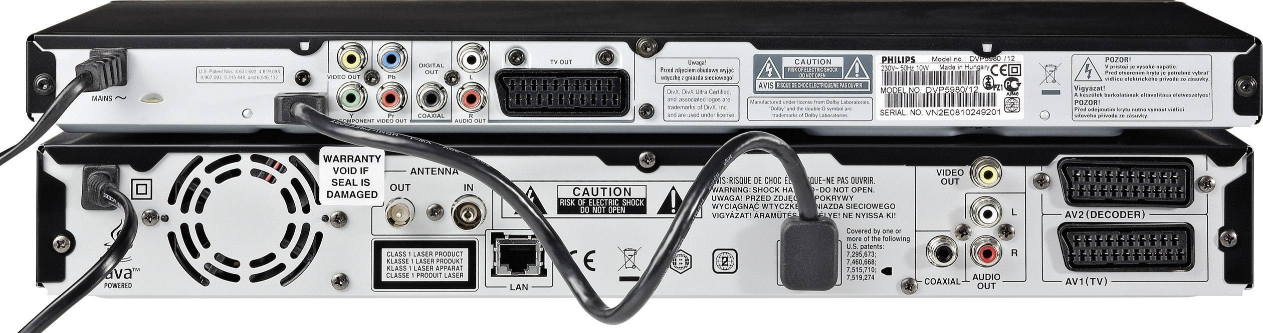 Dvě zadní strany elektronických zařízení s různými konektory a kabely, včetně SCART, RCA a napájecích zdířek.