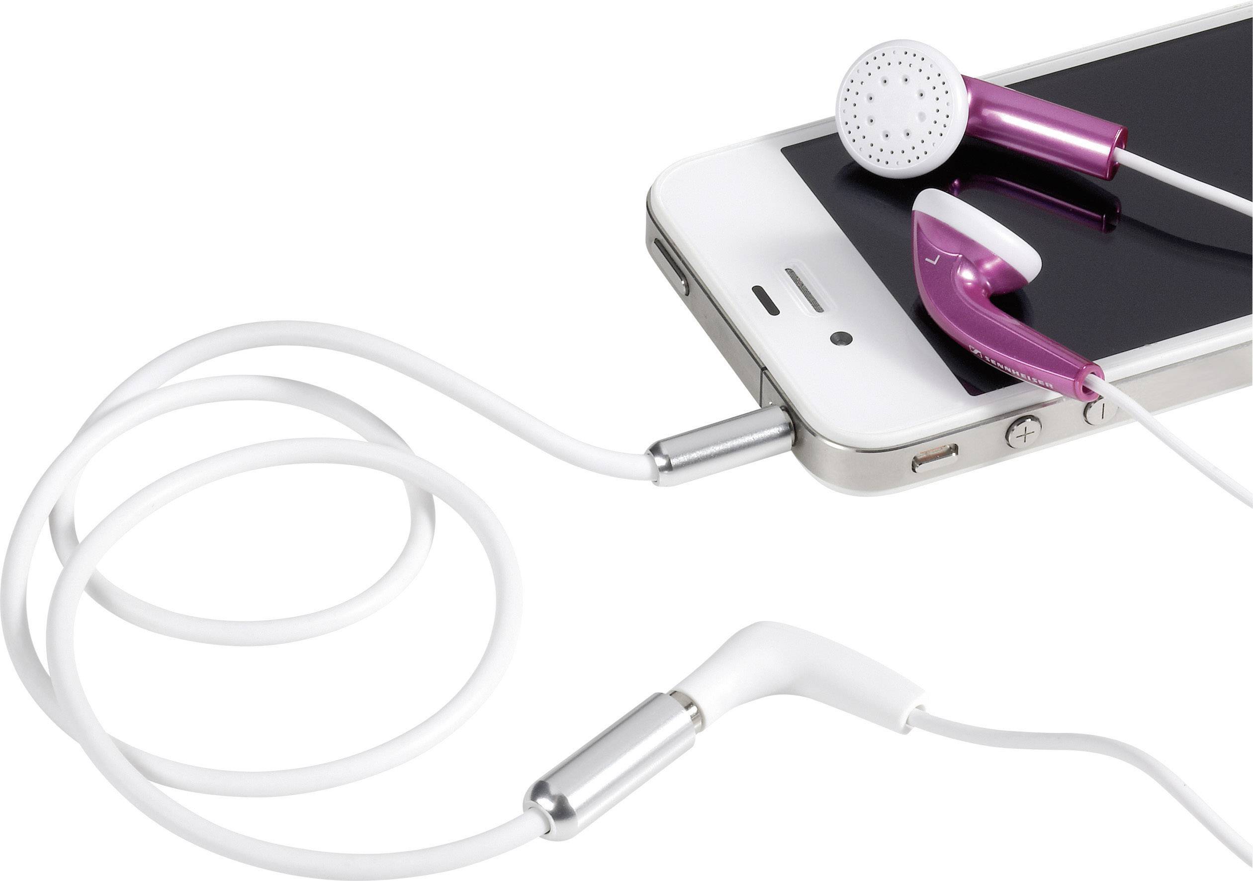 Bílá a růžová sluchátka jsou připojena k mobilnímu telefonu a leží na něm. Kabel je volně obtočen kolem přístroje.