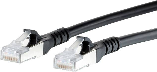 Černý ethernetový kabel se dvěma konektory RJ-45, který se používá pro síťové připojení.