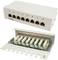 Patch panel CAT6 s osmi ethernetovými porty. Nahoře uzavřený, dole otevřený pro kontrolu kabeláže.