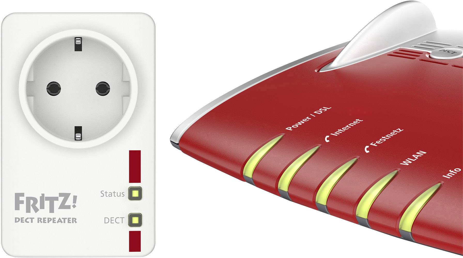 Bílý DECT repeater značky FRITZ! umístěný vlevo od červeného FRITZ! WiFi routeru. Repeater je připojen do elektrické zásuvky.