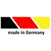 Tři diagonální pruhy v černé, červené a žluté barvě symbolizují německou vlajku. Pod nimi je nápis 'made in Germany'.