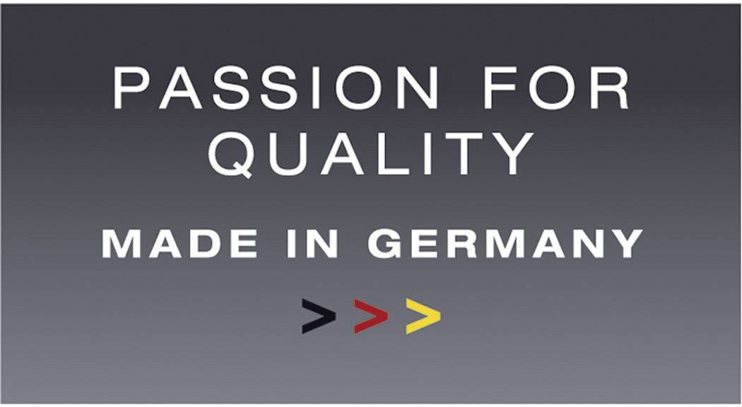 "Vášeň pro kvalitu Made in Germany" v bílé barvě na šedém pozadí se třemi šipkami v černé, červené a žluté pod textem.