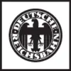 Kulaté emblém s nápisem 'Deutsche Reichsbahn' zobrazuje stylizovaného orla.