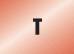 Písmeno 'T' v černé barvě na červeném diagonálním pruhovaném pozadí.