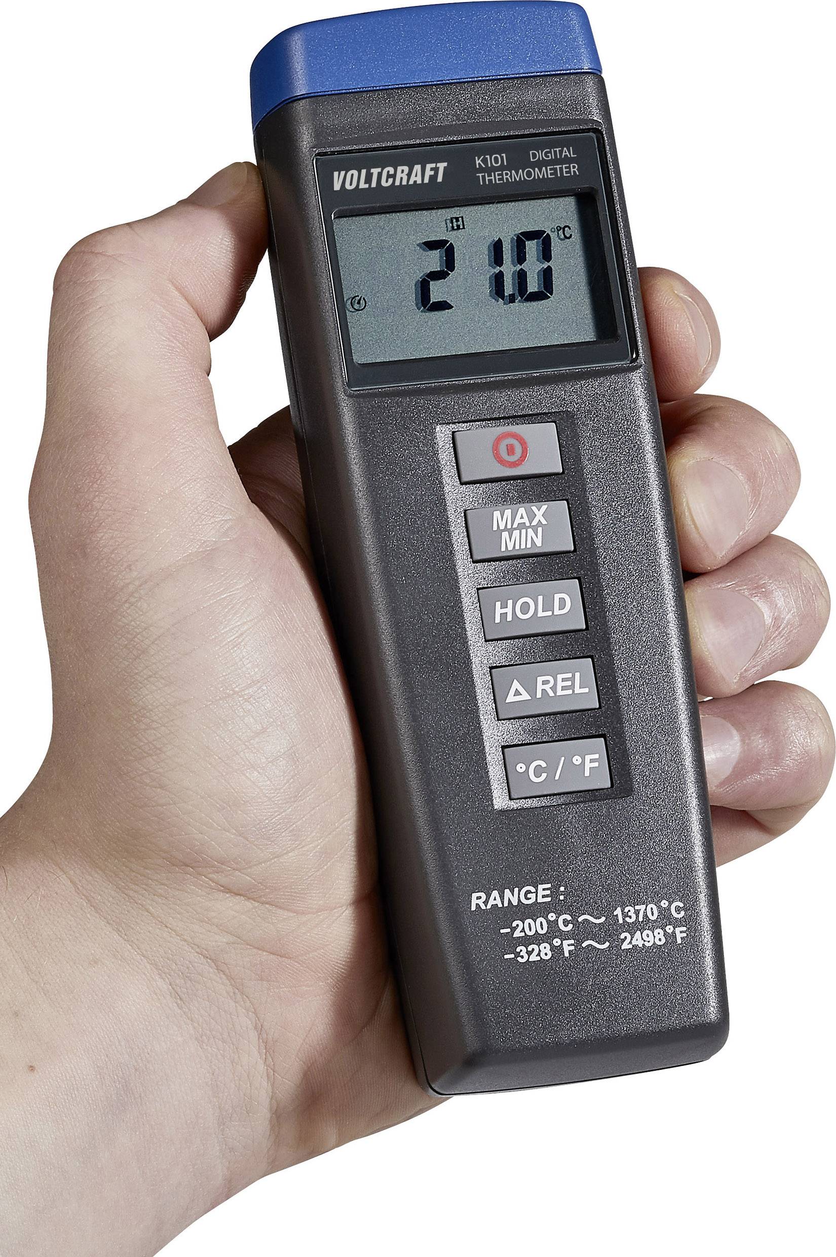 Hånd der holder en digital termometer, som viser '210°C', med knapper mærket 'MAX/MIN', 'HOLD', 'Δ REL', og en omskifter til '°C/°F'.