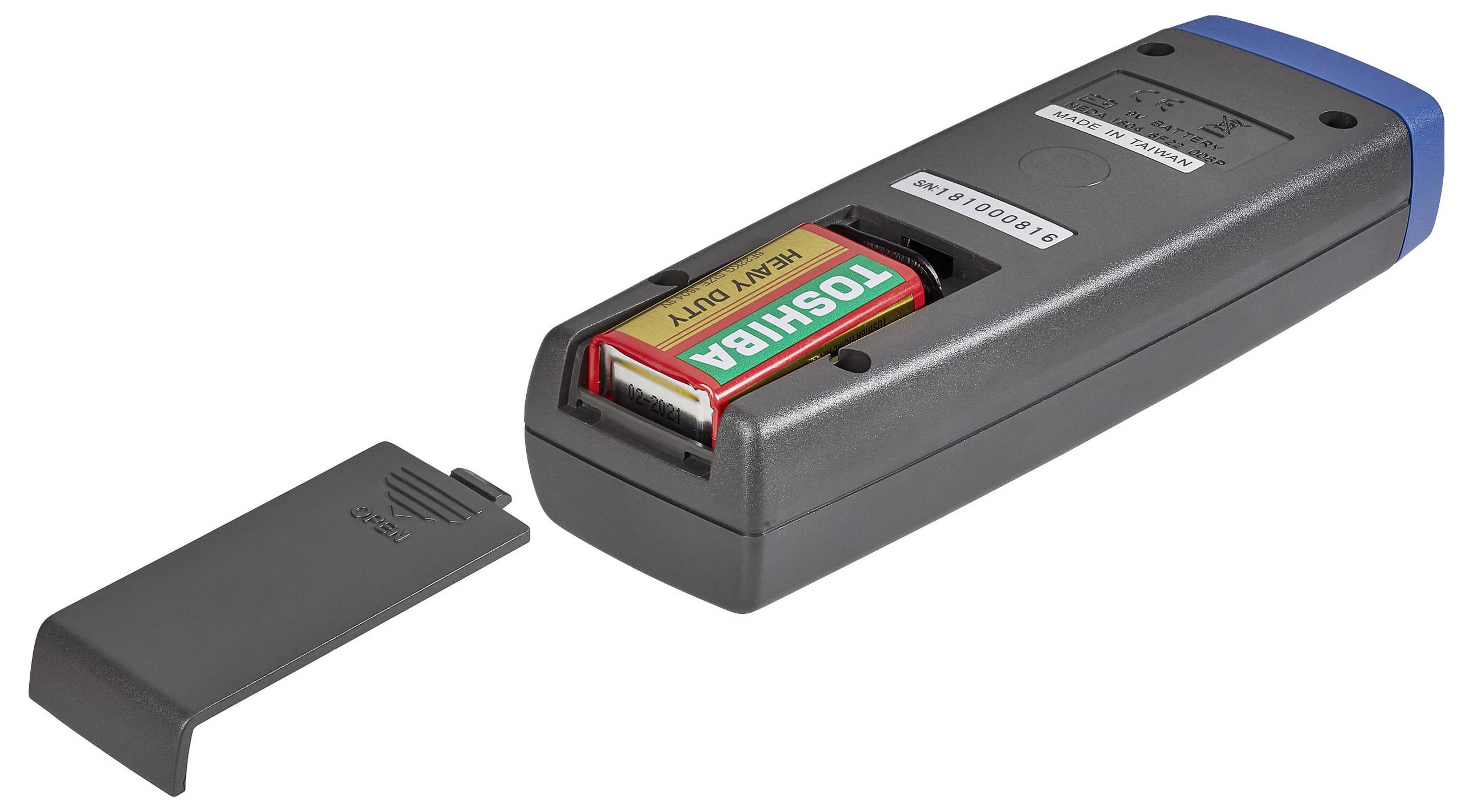 Et batterikammer er åbent på en grå elektronisk enhed med et 9V-batteri indeni. Batteridækslet er fjernet og viser batteriet.
