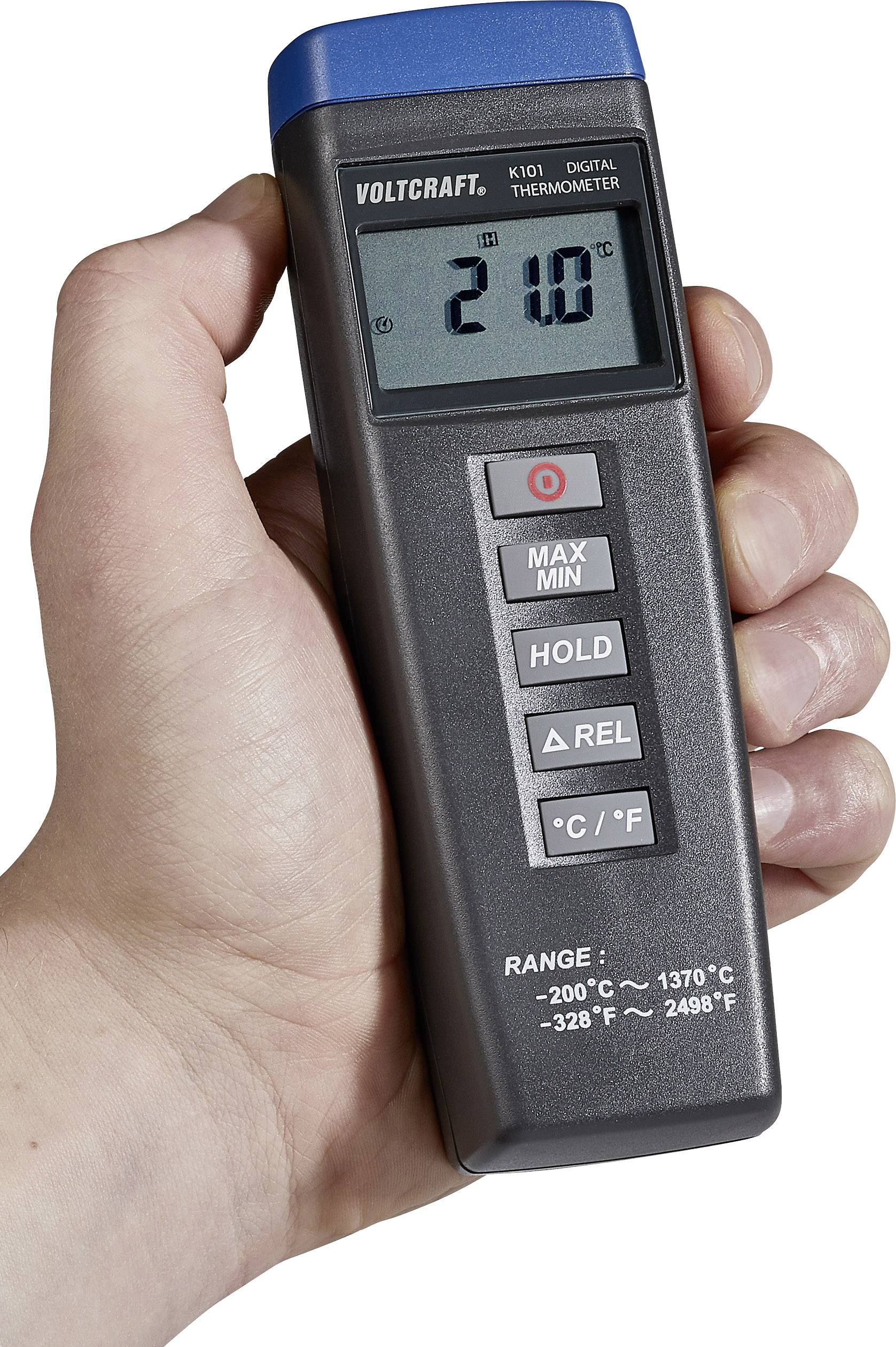 En hånd holder et digitalt termometer med displayet '21°C'. Nedenunder er der knapper til forskellige målingsfunktioner.