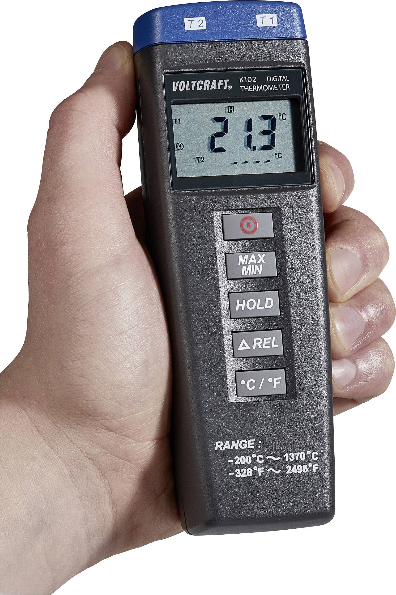 Hånd holder et digitalt termometer med display, der viser 21,3 grader celsius. Taster til Max/Min, Hold, Rel, °C/°F og temperaturområde.
