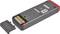 Bagsiden af en fjernbetjening med åbent batterikammer, hvor to AA-batterier er synlige. Batteridækslet ligger ved siden af.