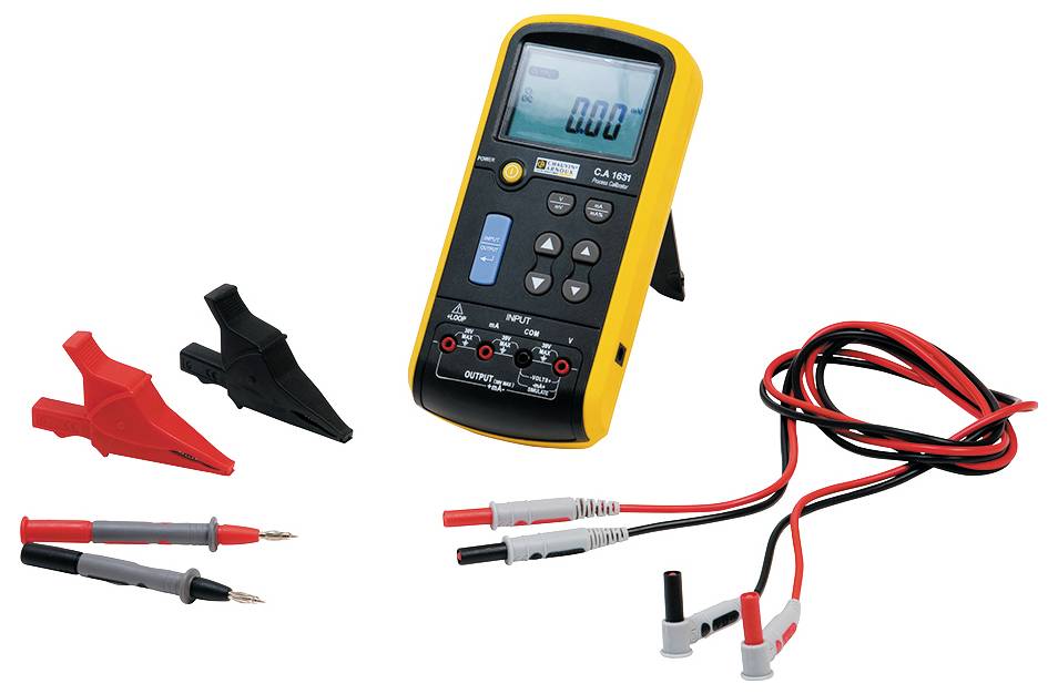 Digitalt multimeter med kabler og klemmer. Displayet viser '0,07'. Bruges til måling af elektriske parametre som spænding og strømstyrke.