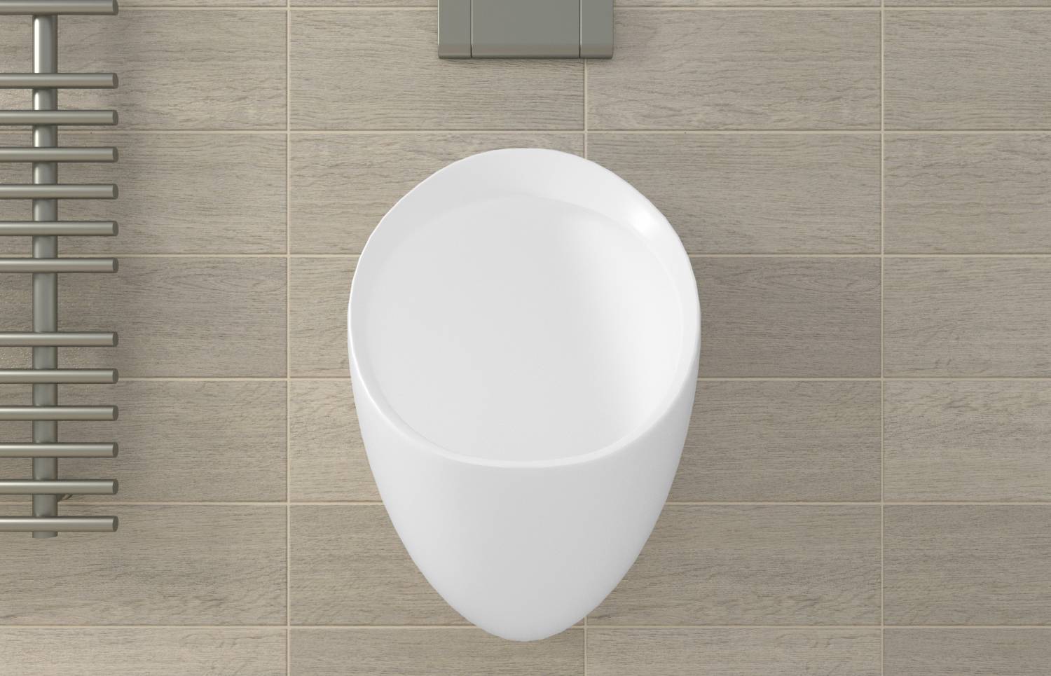 Oversigtsbillede af et hvidt veggmonteret urinal på et beige fliselagt baderumsgulv, med en metaltøjrække til venstre.