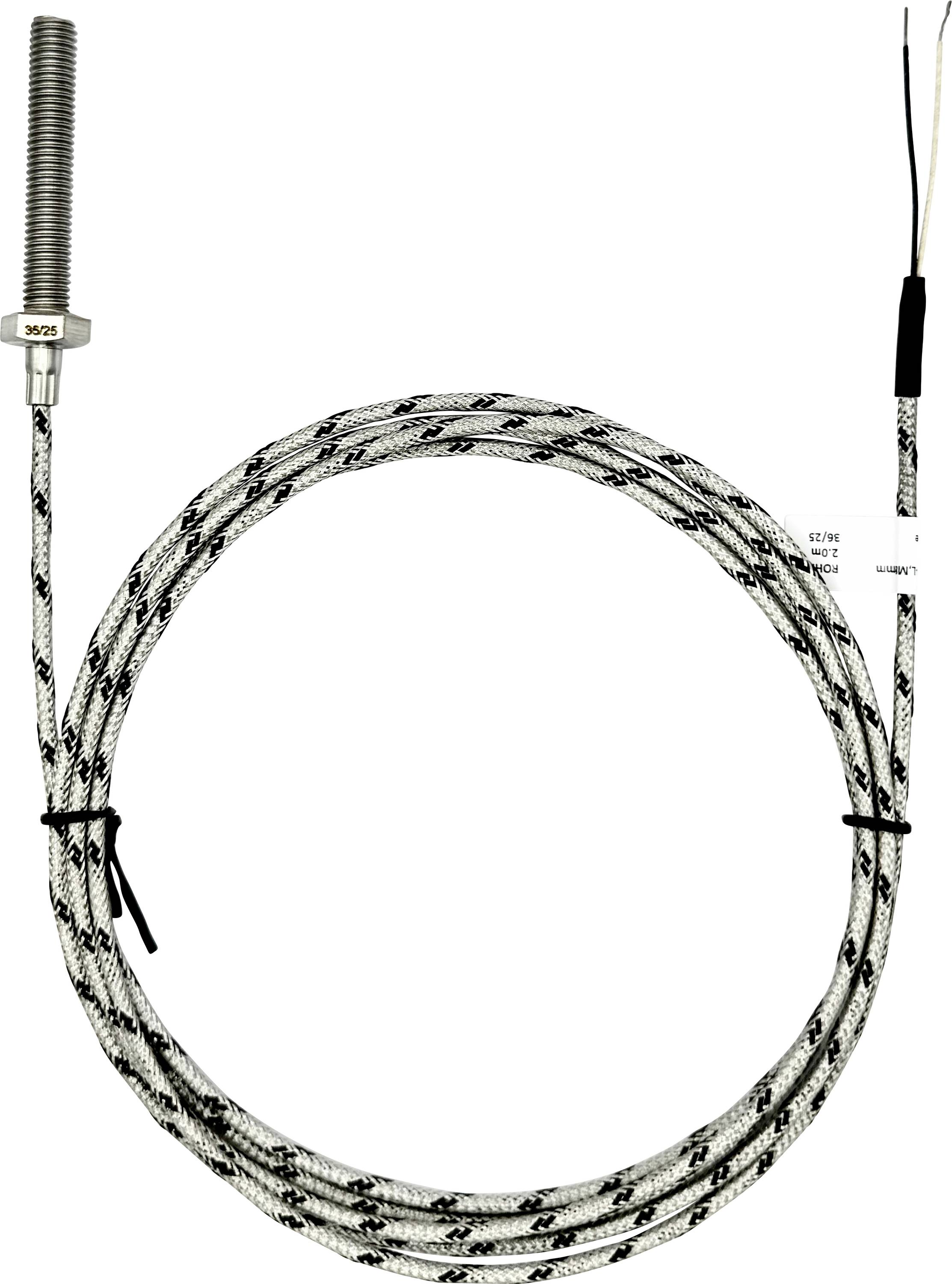 En sammenrullet hvid og sort flettet elektrisk ledning med en metalstik på den ene ende og afisolerede ledninger på den anden ende.
