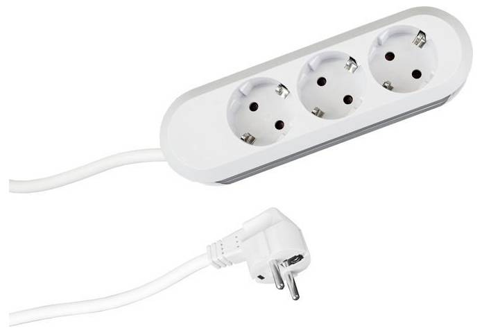 Hvid stikdåse med tre europæiske stik og en uafladt ledning.