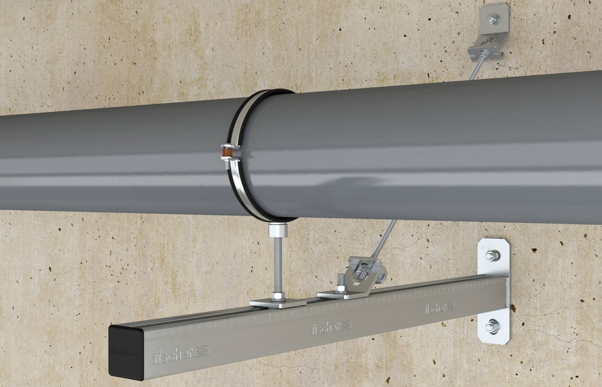 Nærbillede af et ophængt vandret metalrør fastgjort til en betonvæg med en klemme og støttebøjle, der viser monteringshardwaren.