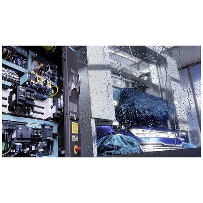 Et åbnet el-skab fyldt med kabler og apparater ved siden af et vådt vindue, gennem hvilket en sløret, blå bil er synlig.