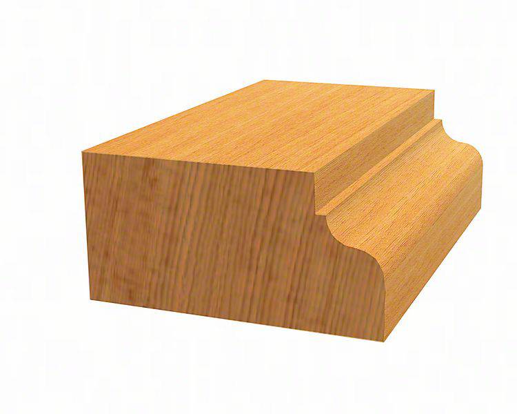 Et stykke træ med en glat overflade og buet kant, som ser ud som kanten på et møbel eller en reol.