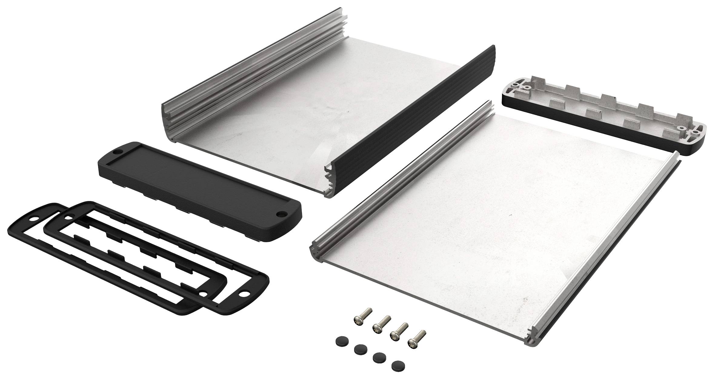 Flere metal- og plastikdele til et elektronikkabinet, herunder sidepaneler, bundplade, dæksler og skruer, på hvid baggrund.