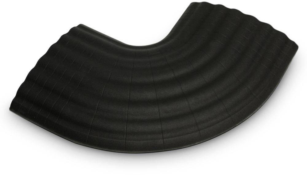 Sort, bølget plastikdel i buet L-form, muligvis en del af en teknisk eller industriel enhed.