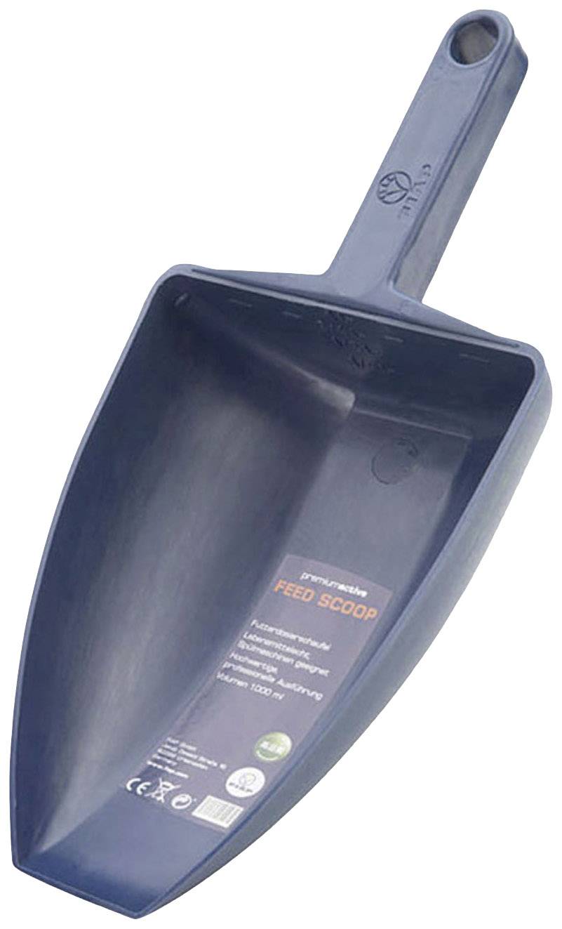 En grå foderskovl med ergonomisk greb, til fodring af dyr, lægger vægt på miljøvenlige materialer.