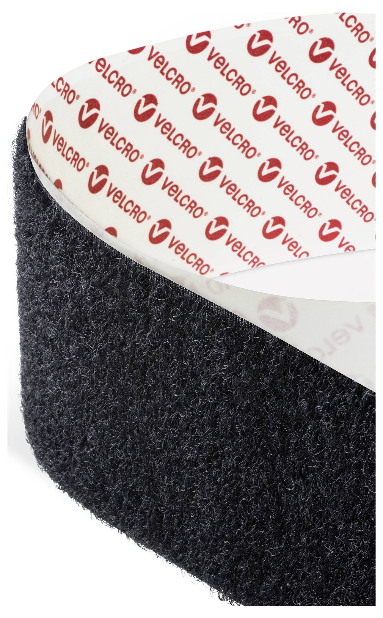En rulle sort kro-og-løkke-tape, mærket med 'VELCRO' i rødt tekst på det selvklæbende bagside.