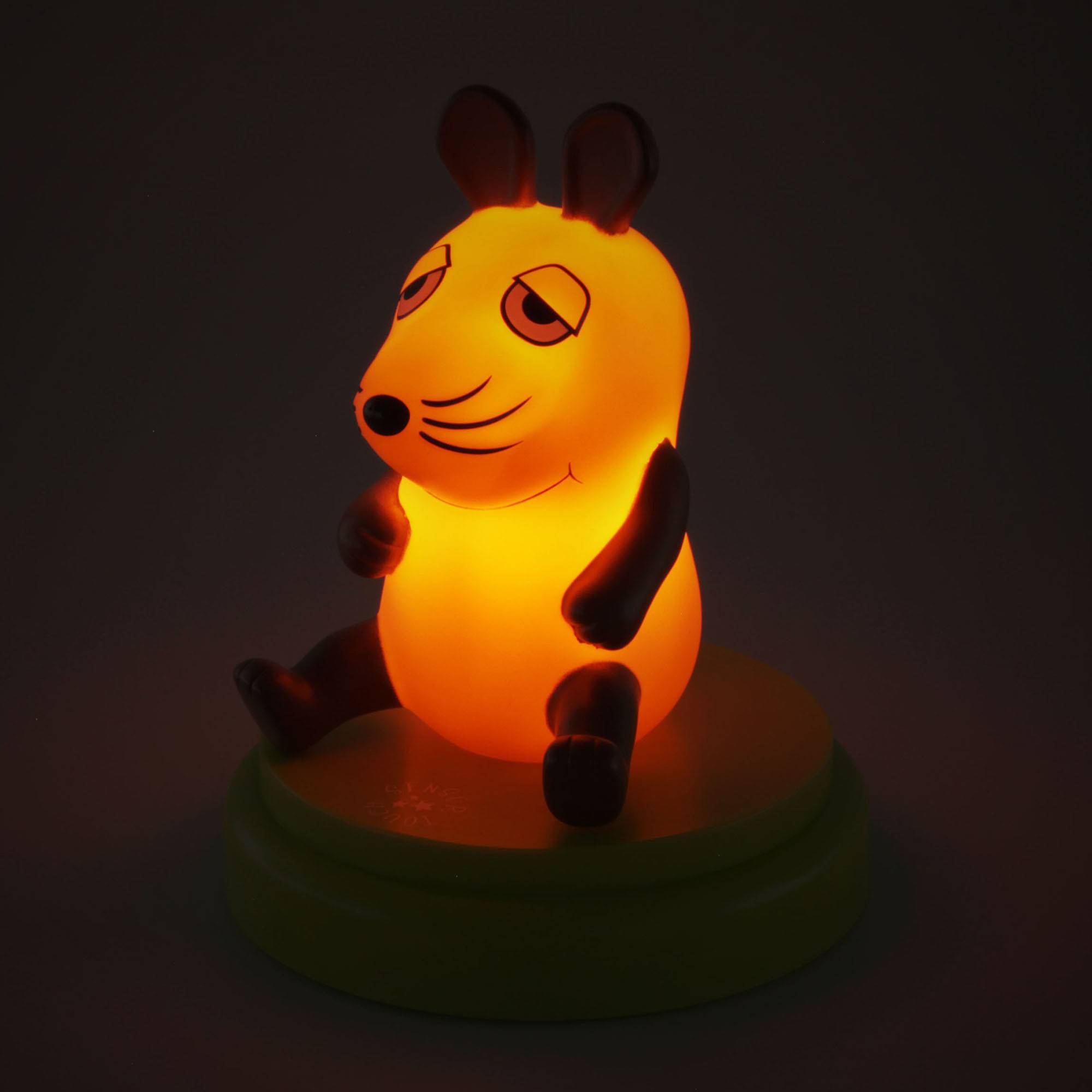 En lysende musefigur med orange krop og mørke ører sidder på en rund platform foran en mørk baggrund.