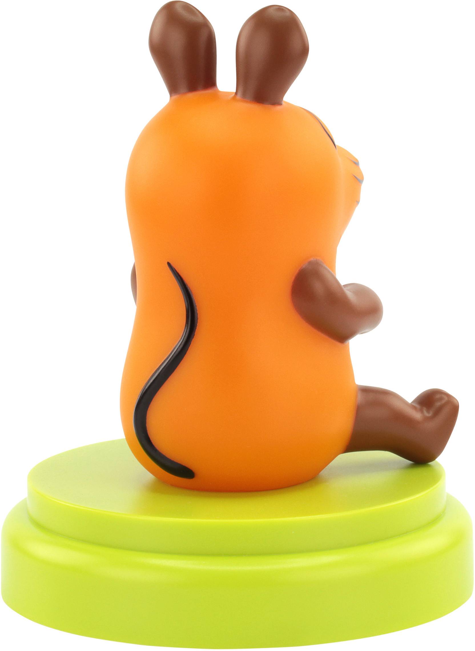 Legetøjsfigur i form af en orangefarvet mus med brune ører og hale, som sidder på en grøn sokkel. Set fra ryggen.