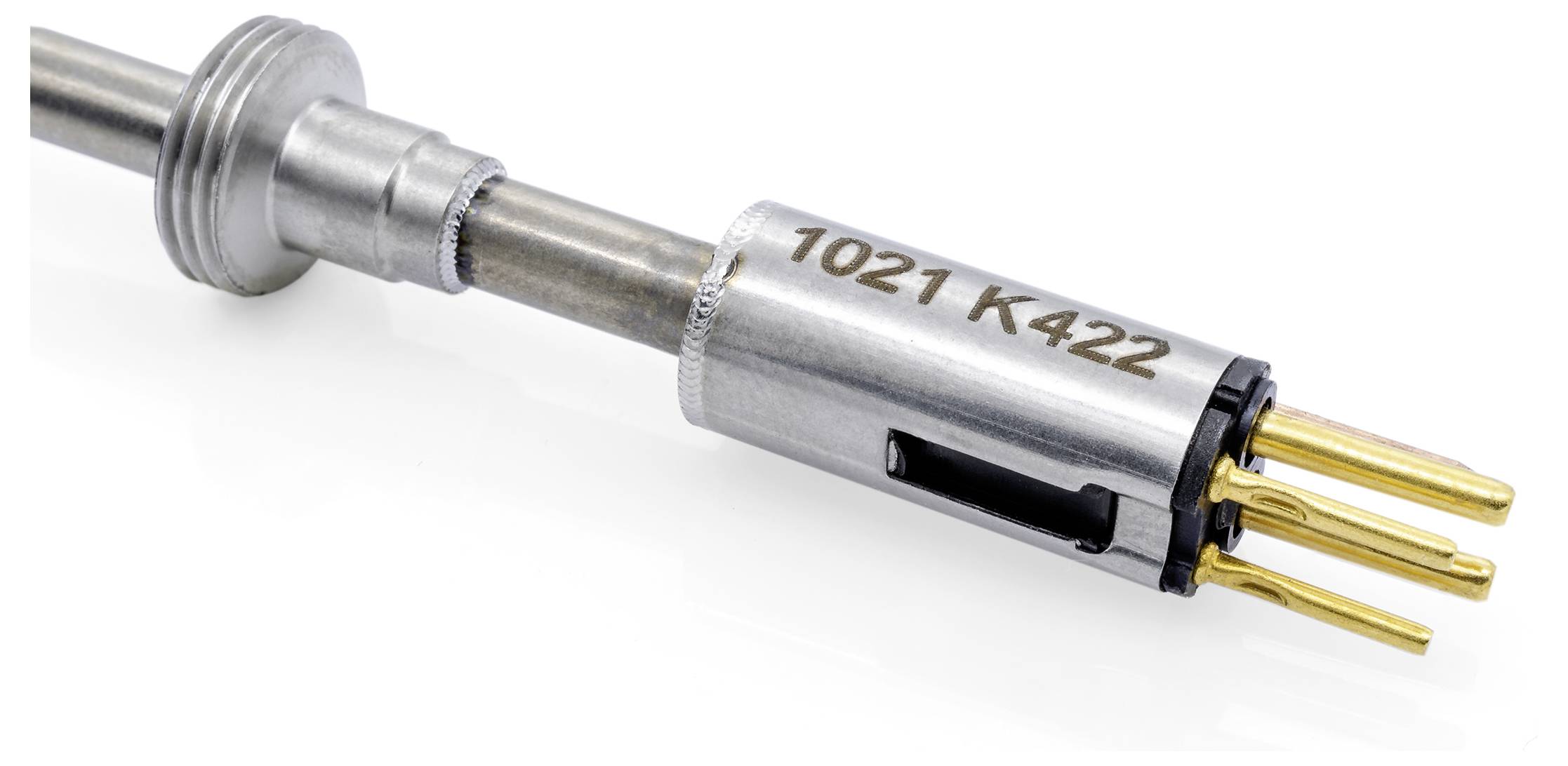 En metallisk stik med påskriften '1021 K422', som har tre gyldne kontaktben. Primært til elektriske forbindelser.