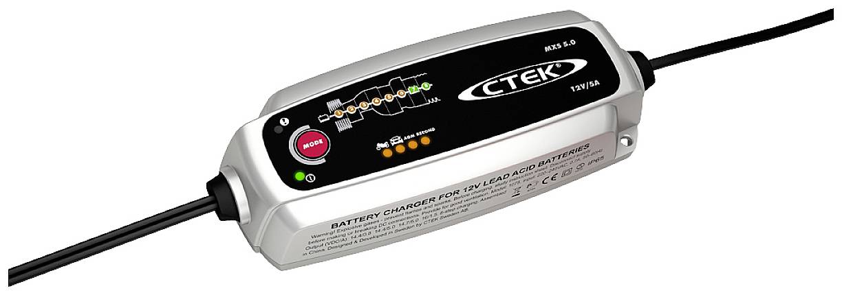Oplader fra CTEK til vedligeholdelse af bilbatterier, med LED-indikatorer for opladningsstatus og modustilvalg.