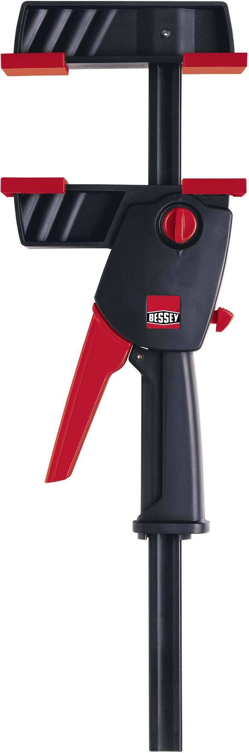 En sort skruetvinge med rødt håndtag, egnet til træbehandling til fiksering af materialer. Indeholder logoet 'Bessey'.