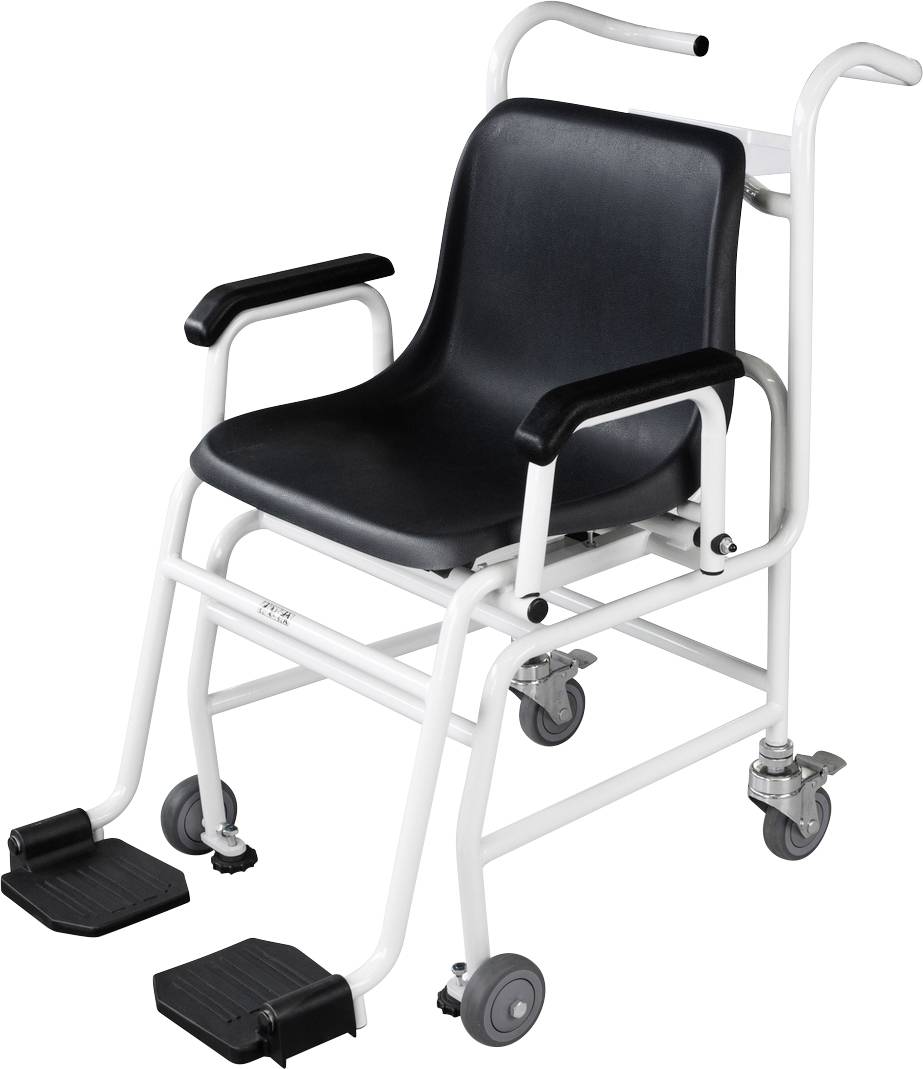 En hvid brusekørestol med sort sæde og armlæn. Den har fire hjul, hvoraf to kan drejes, og fodstøtter.