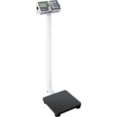 Elektronisk vægtstol med digitalt display, viser vægt i kilogram. Hvid base med sort platform.
