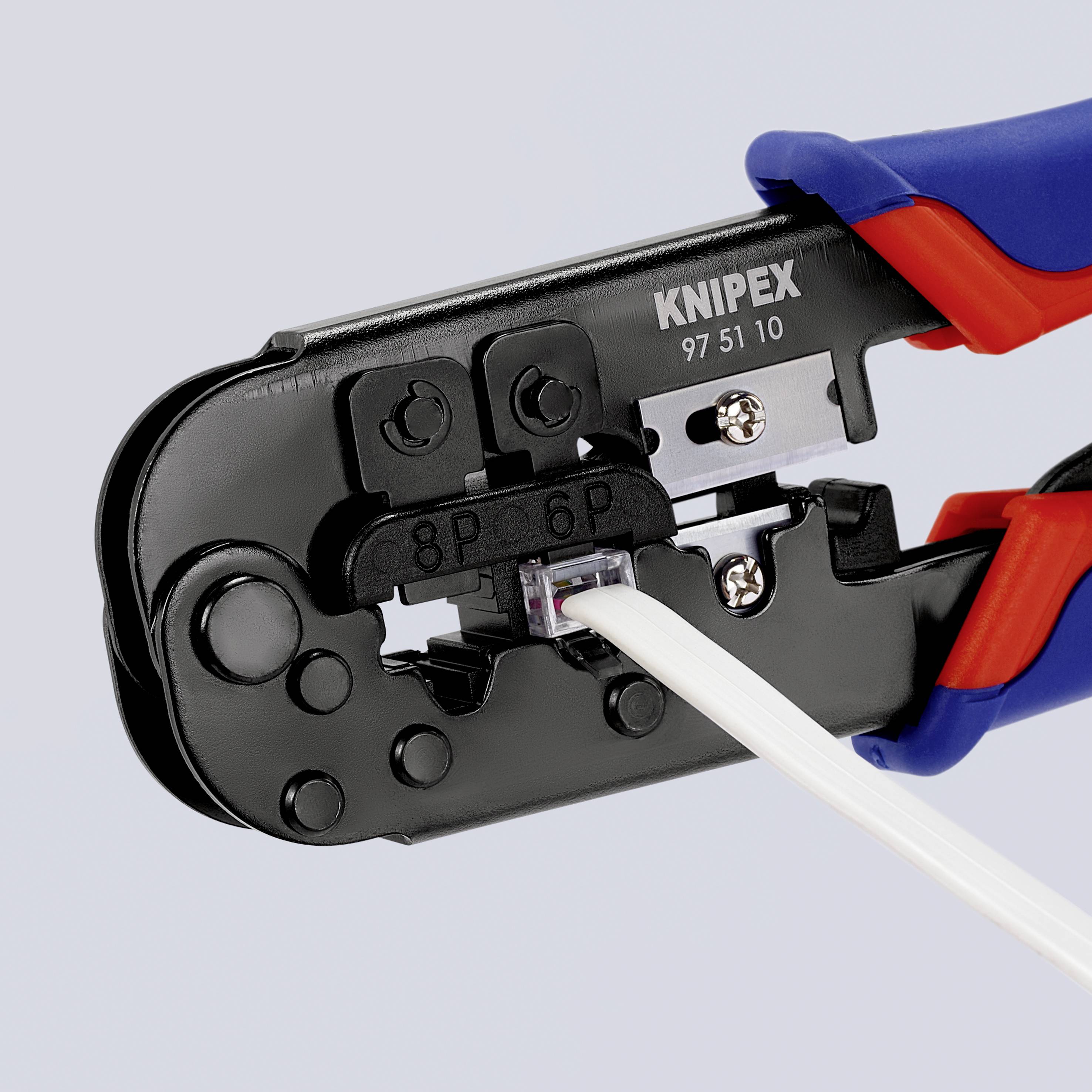 Tang med blå og rød grebsfarve, trykt med 'KNIPEX' og modelnummer, bearbejder kabler med RJ45-stik.