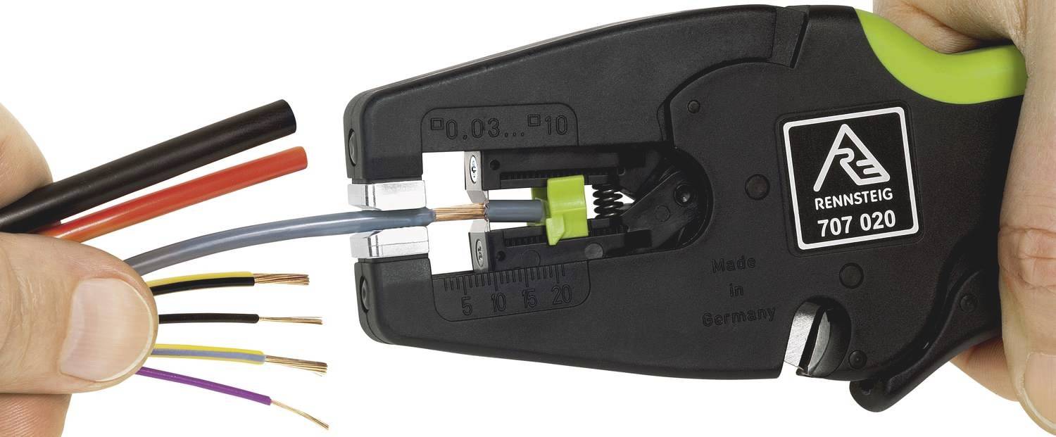 En person holder en afisoleringstang, som fjerner isoleringen fra et kabel. Forskellige kabelledere er synlige.