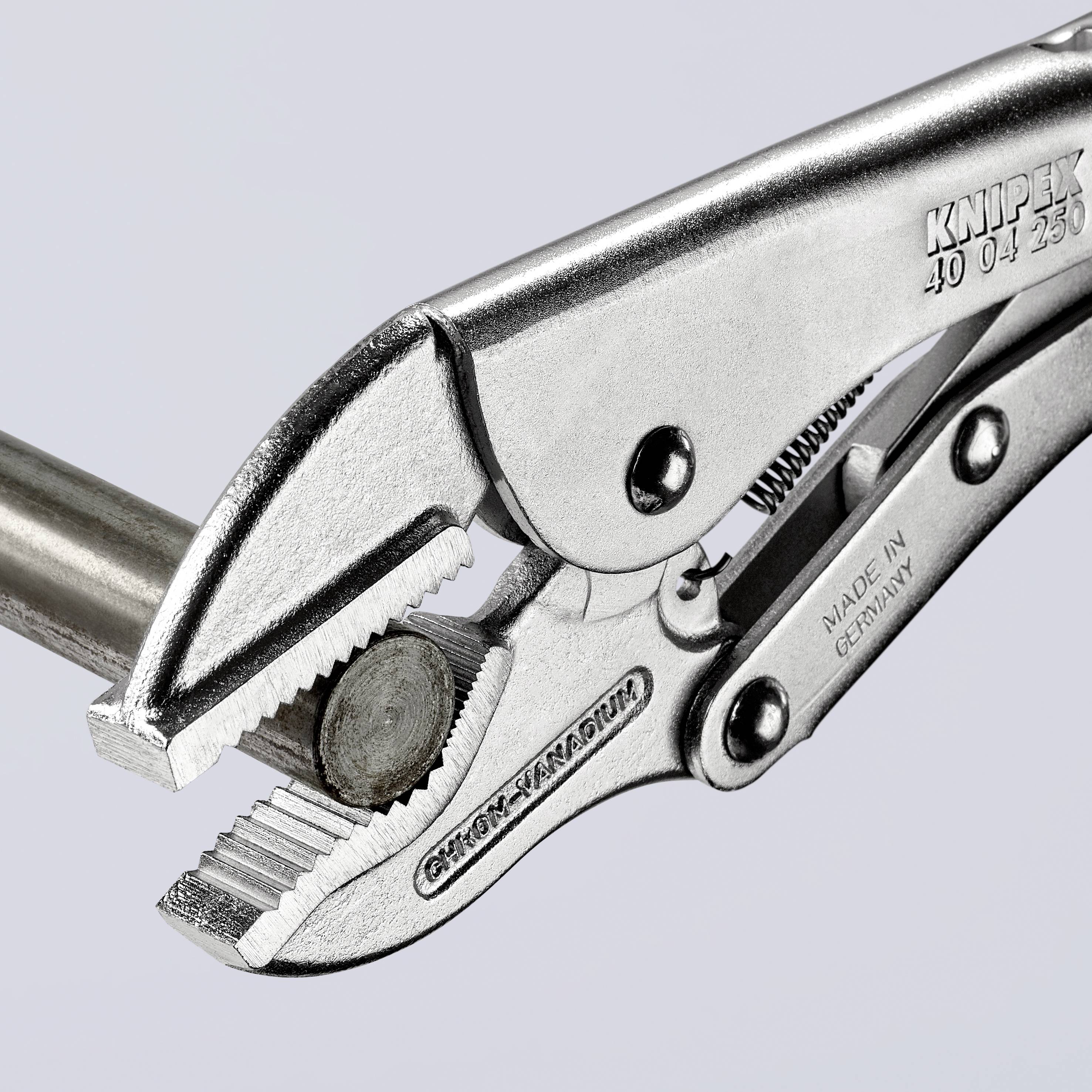 En metalrør holdes fast af en justerbar Knipex-tang. Tangen viser detaljer af tandningen og påskriften 'Chrom-Vanadium'.