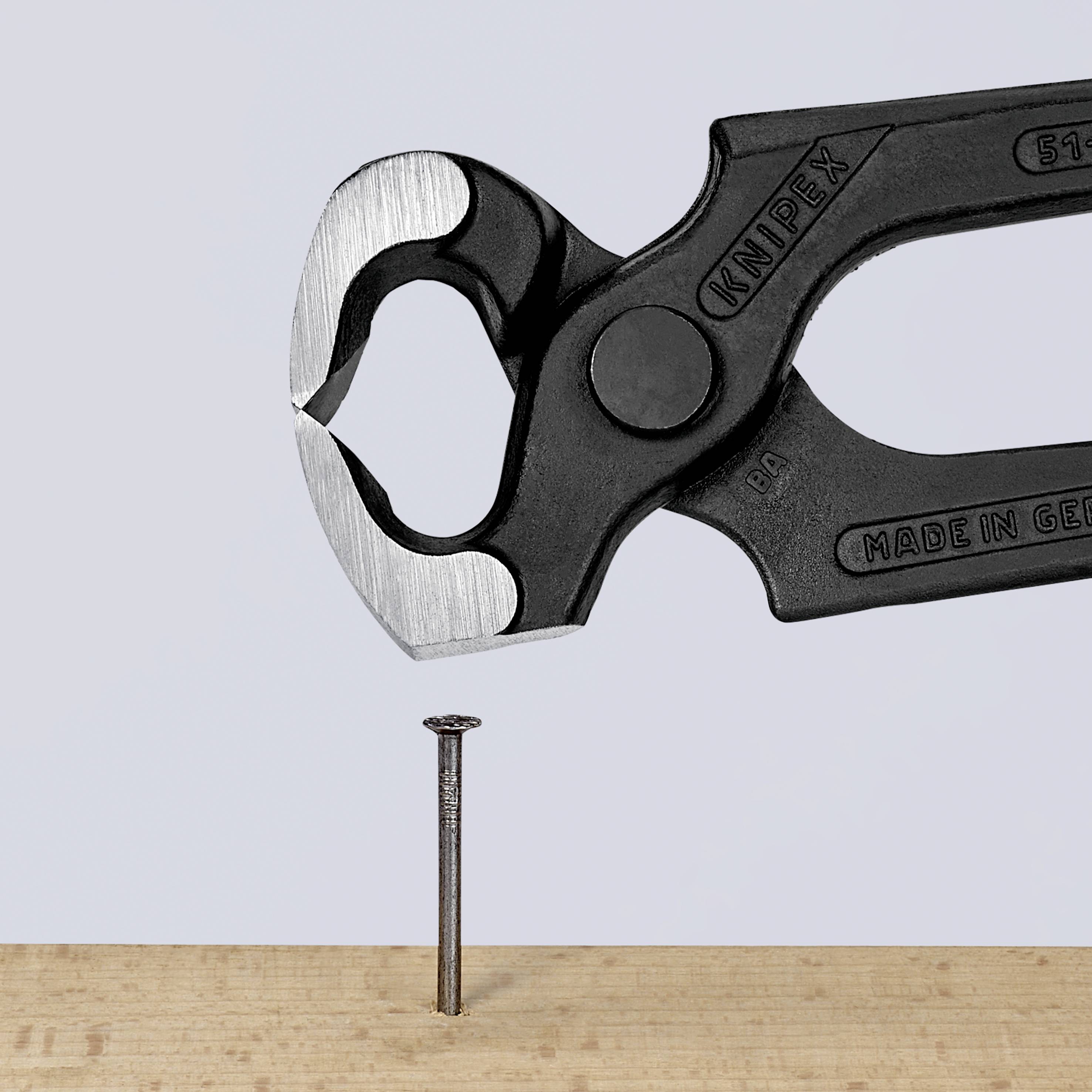 En tang klipper en negl over. Tangen er sort, robust og placeret foran en lys baggrund.