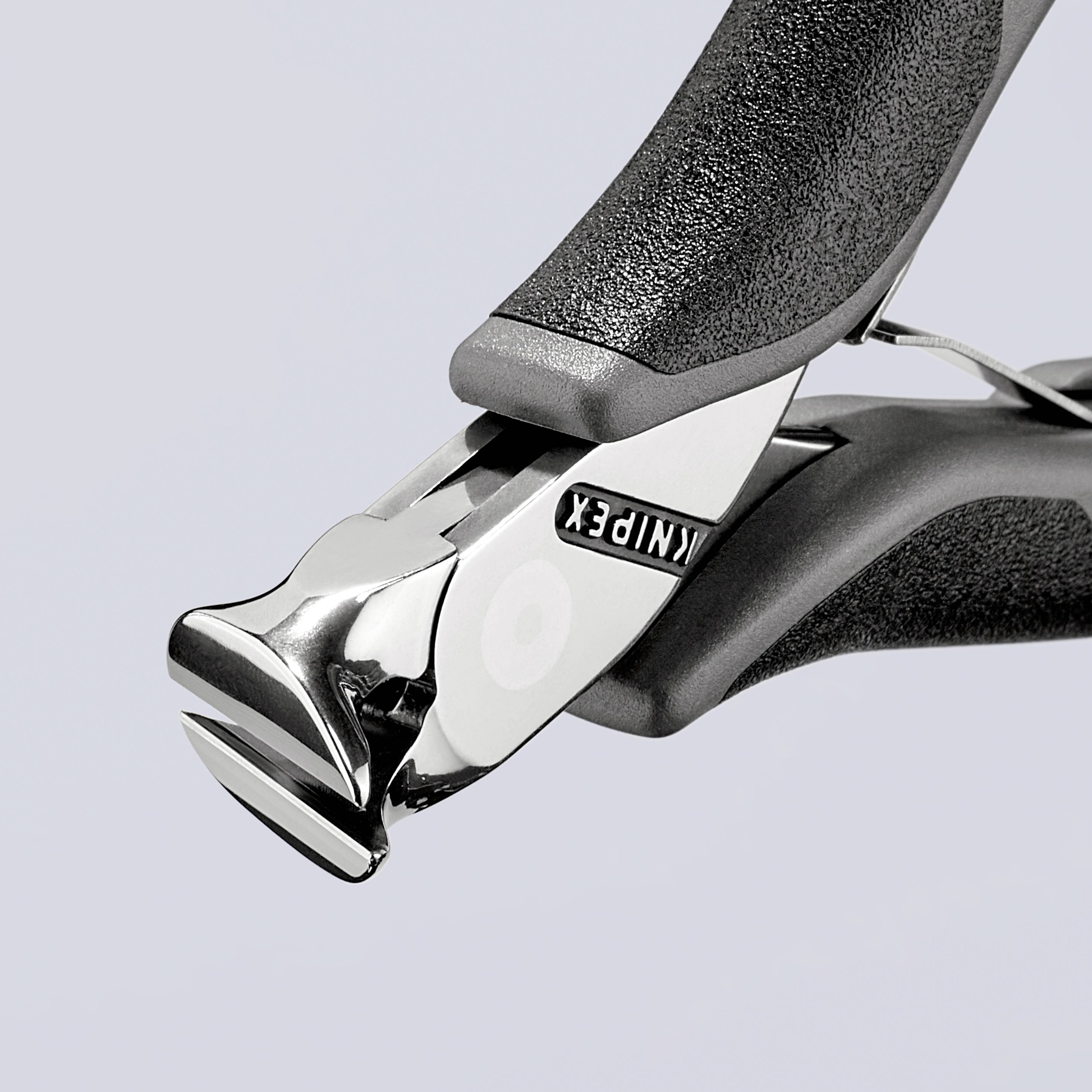 Nærbillede af en sort håndværktøj med ergonomisk greb og robust metalhovede, velegnet til at klippe ledninger.
