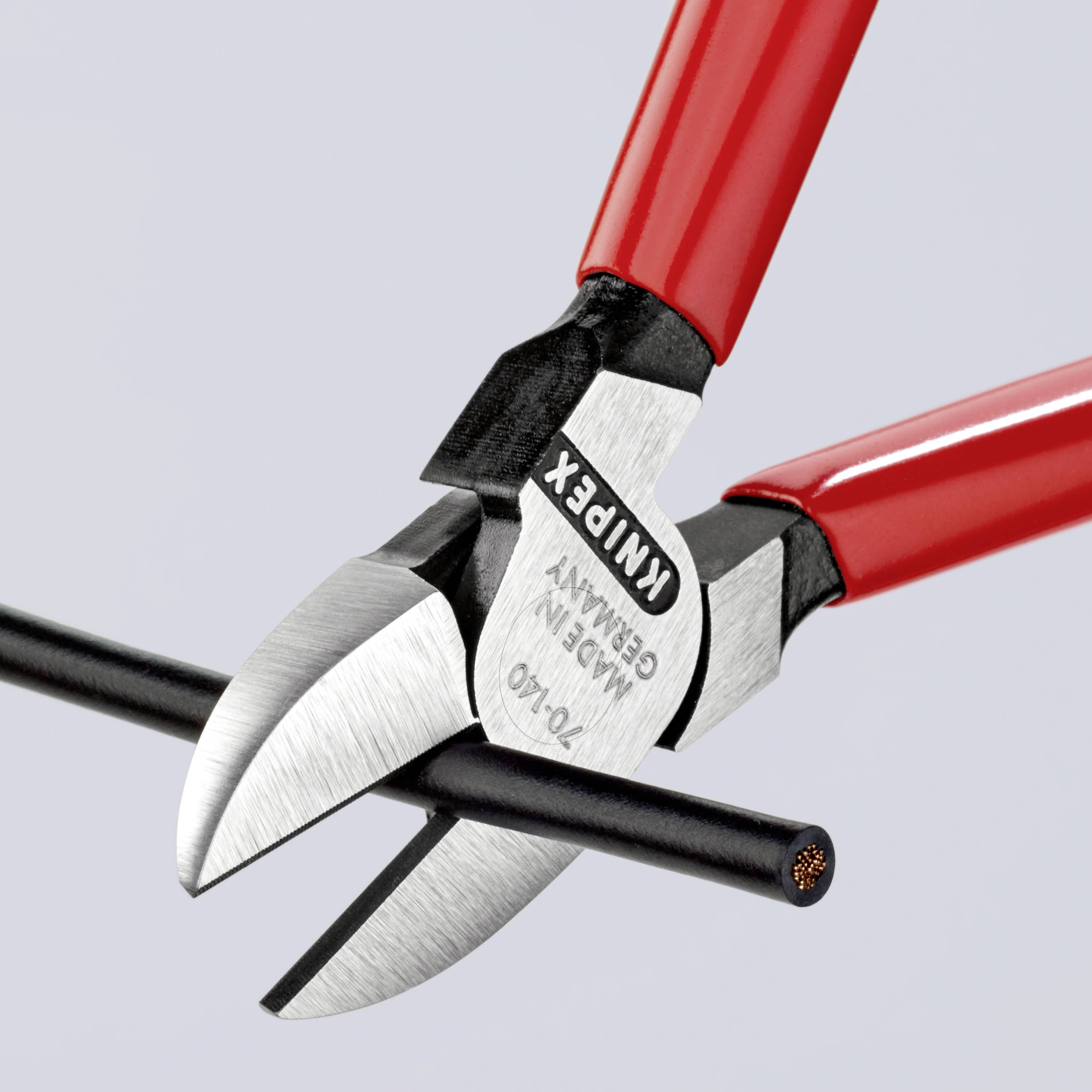 En tang med røde håndtag klipper en sort ledning. Teksten 'KNIPEX Made in Germany 70 160' er synlig på tangen.