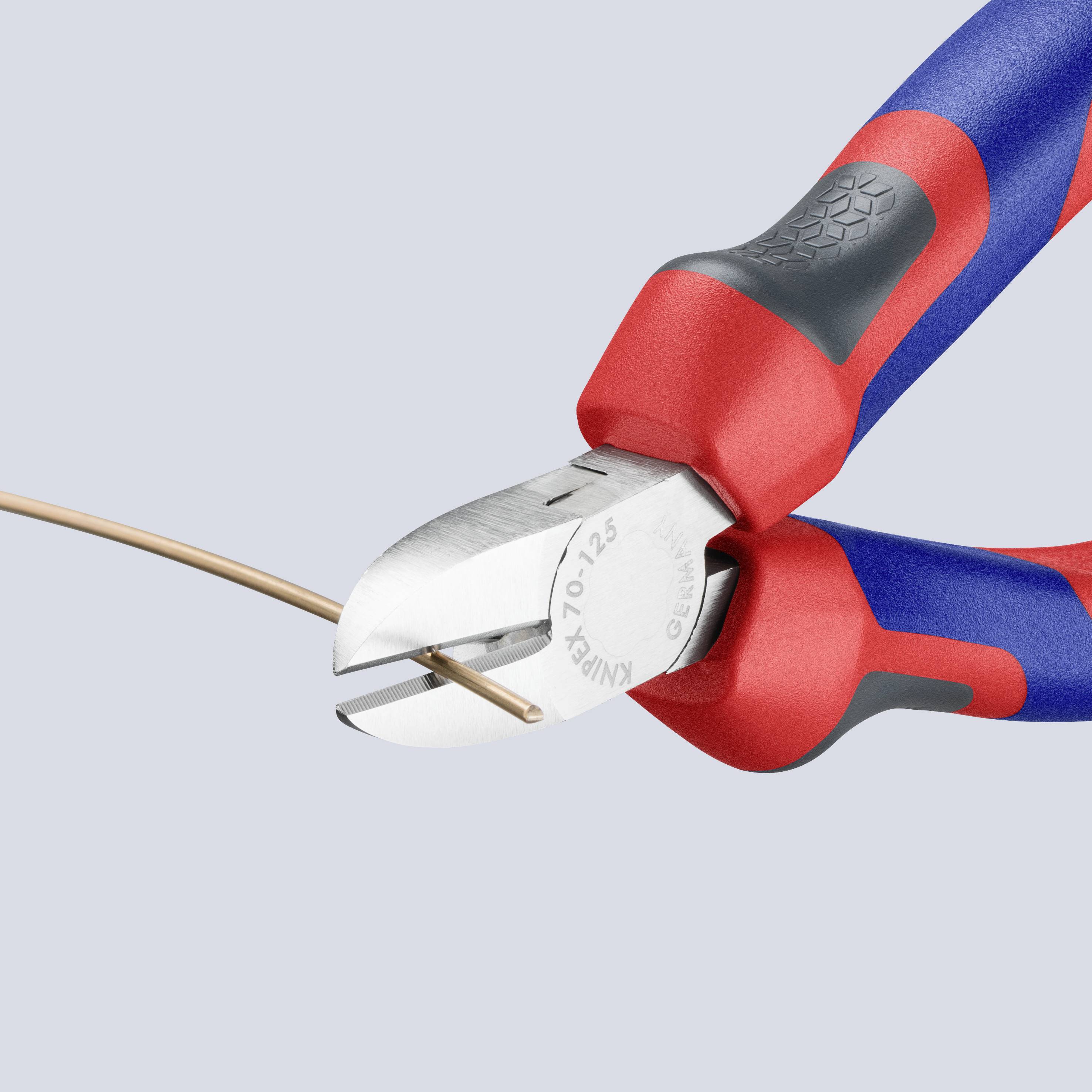 En rød og blå tang klipper en kobberledning.