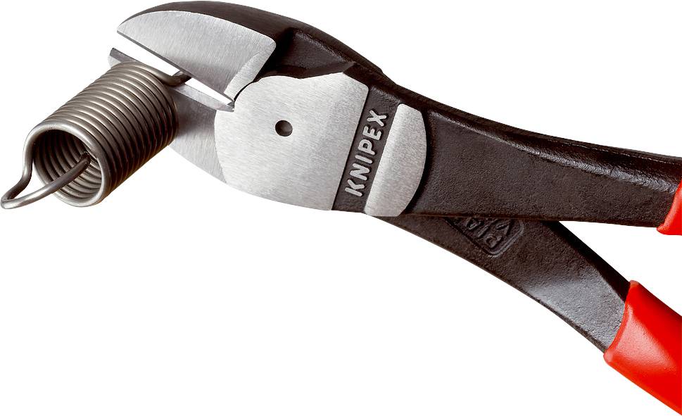 Nærbillede af Knipex skrå elektronikplier, som griber en metalfjederspiral mod en hvid baggrund.