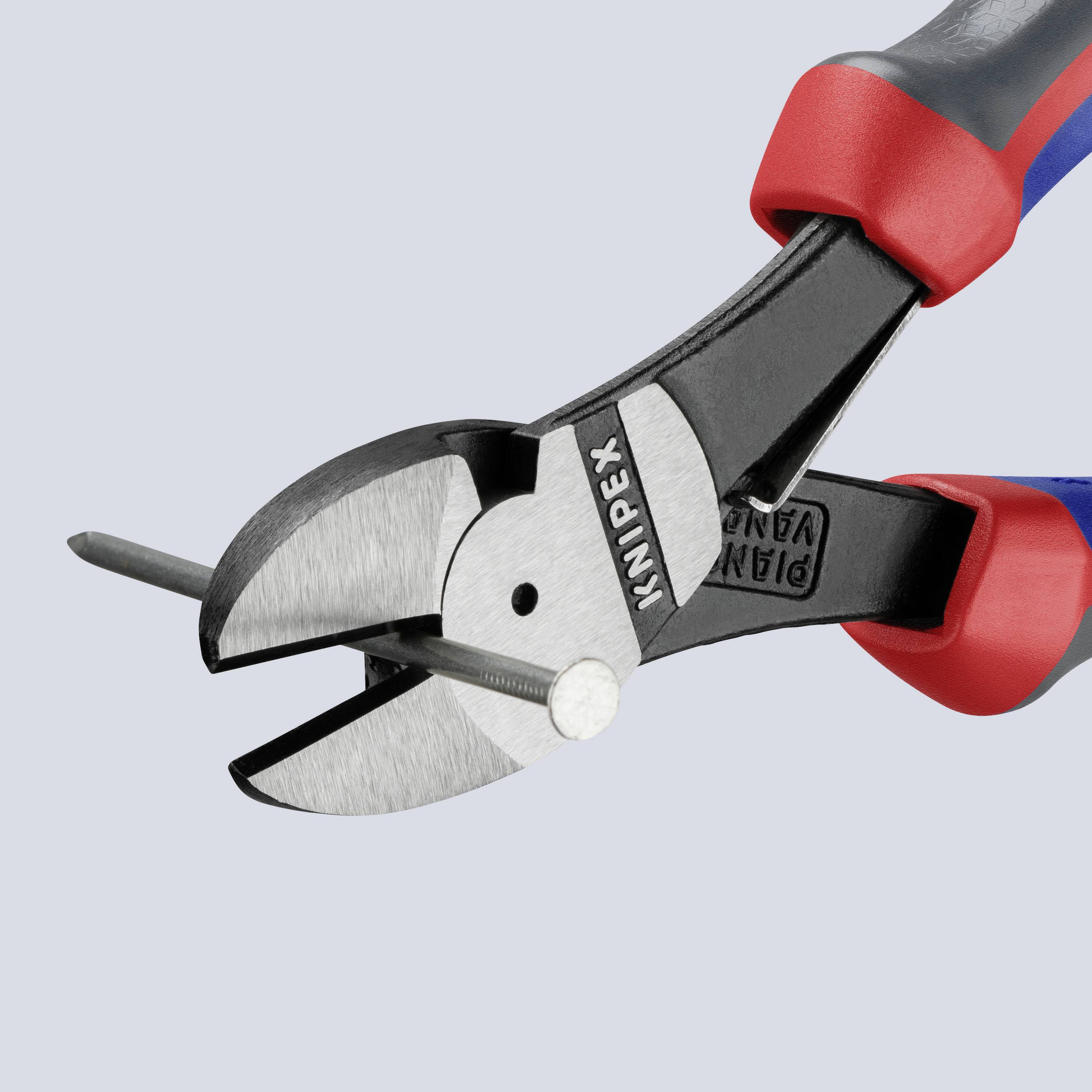 En tang klipper en ledning. Tangen har sorte håndtag med røde ender og er forsynet med påskriften 'KNIPEX'.